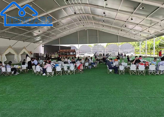 Αγορά Υψηλή κορυφή 25x40m Αθλητική αίθουσα σκηνή Ζυγισμένο χάλυβα για όλα τα καιρικά για το γήπεδο του τένις διαδικτυακή κατασκευή