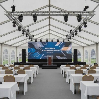 Συνέντευξη τύπου Media Center Party Marquee Tent Professional AV Integration Stage Βήμα Εξέδρα ευρωπαϊκής δημοσιογραφίας εκδήλωσης